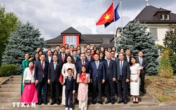 Chủ tịch Quốc hội gặp gỡ, trao đổi với cộng đồng người Việt Nam tại Thụy Sĩ
