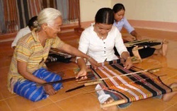Dệt thổ cẩm để bảo tồn bản sắc và phát triển sinh kế cho phụ nữ Mạ