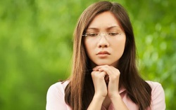 Sợ làm cha mẹ buồn, sợ bị xem là "gái bỏ làng"