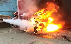 Xe máy phát nổ khi vợ đang đi, công an tạm giữ chồng