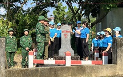 Phụ nữ cùng Bộ đội biên phòng chung tay làm đẹp đường biên cột mốc