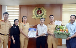 Báo Phụ nữ Việt Nam chúc mừng Cục Cảnh sát Giao thông và Cục An ninh Chính trị nội bộ A03 