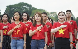 Hàng nghìn người dự Lễ Thượng cờ, hát Quốc ca tại Quảng trường Ba Đình