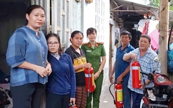 Nữ Cảnh sát khu vực "đi đò ngược dòng"