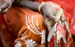 Gambia: 3 người phụ nữ bị buộc tội sau cái chết của bé gái sơ sinh liên quan đến cắt bộ phận sinh dục