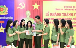 Phụ nữ Công an Hải Phòng giới thiệu, trao tặng số báo đặc biệt Phụ nữ Việt Nam 