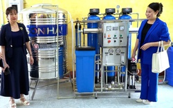 Hội LHPN tỉnh Lào Cai trao thiết bị cho các trường học bị ảnh hưởng bởi bão số 3