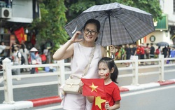 Người dân đội mưa đổ về Ba Đình chờ Tổng hợp luyện diễu binh, diễu hành tối 24/8