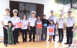 Lữ đoàn 162 tặng quà, động viên con đỡ đầu vào năm học mới