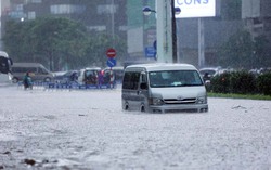 Hà Nội mưa trắng trời, nhiều tuyến đường ngập sâu trong nước