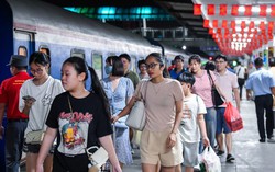 Vé máy bay "nhích dần", tàu hỏa "cháy vé" đến Hà Nội xem diễu binh dịp 2/9