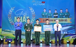 Chủ tịch UBTƯ MTTQ Việt Nam Đỗ Văn Chiến dự và trao giải Nhất cuộc thi "Tự hào Việt Nam"