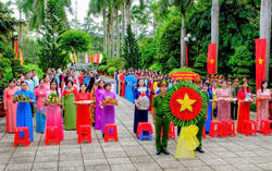 Hội LHPN Vĩnh Long dâng hương, dâng hoa tưởng nhớ Chủ tịch Hồ Chí Minh