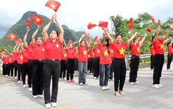 Phụ nữ xã Thượng Bằng La đồng diễn dân vũ chào mừng Quốc khánh 2/9