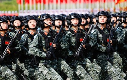 Nữ chiến sĩ và những bước chân kiêu hãnh trong đội hình hợp luyện diễu binh