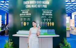 Người dân thích thú trải nghiệm không gian trưng bày của Vinamilk tại triển lãm thành tựu đất nước 80 năm