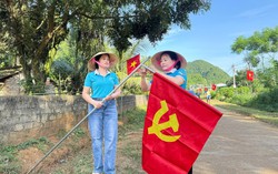 Đường làng rợp sắc cờ hoa nhờ bàn tay phụ nữ Minh Hợp