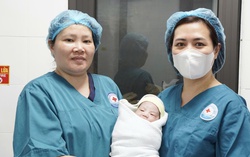 Bác sĩ xuyên đêm vượt biển cấp cứu sản phụ khó sinh