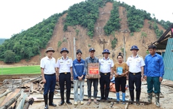 Bộ đội Hải quân tặng 6 tấn gạo và quà cho người dân bị thiệt hại do mưa lũ ở Điện Biên 