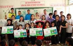 Cao Bằng: Trao tặng 48 tủ thuốc cho các điểm trường vùng cao