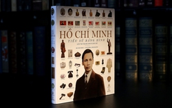 Cuốn sách tái hiện cuộc đời, sự nghiệp của Bác Hồ với gần 700 tranh, ảnh, bản đồ