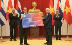 Việt Nam trao tặng Cuba 385 tỷ đồng
