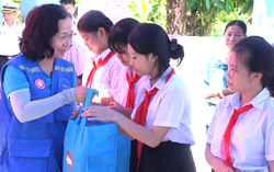 Trao gửi nghĩa tình của người dân TPHCM đến với đảo Thổ Chu