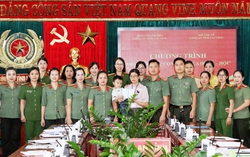 Hội Phụ nữ Công an tỉnh Lai Châu nhận đỡ đầu con trai thiếu tá hy sinh khi làm nhiệm vụ
