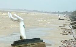 Thanh Hóa sẽ phá dỡ những bàn tay khổng lồ xiêu vẹo trên bãi biển