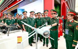Triển lãm thành tựu đất nước: Đại tướng Phan Văn Giang thăm khu trưng bày Quân đội