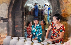 Những đôi tay giữ lửa ở làng gốm đỏ bên bờ sông Cửu Long