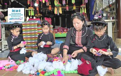 Thư viện trực tuyến: Phụ nữ DTTS dạy con giữ gìn bản sắc, trân trọng truyền thống quê hương