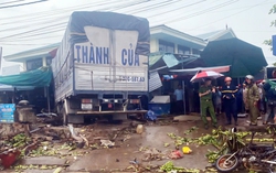 Xe tải mất phanh lao vào chợ khiến 12 người thương vong 