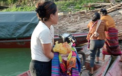 Cán bộ Hội thành "bà đỡ" cho sản phụ trên thuyền ở hồ thủy điện Bản Vẽ