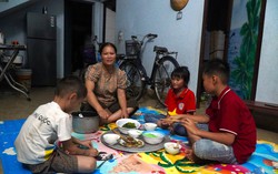 3 đứa trẻ mồ côi cha òa lên vui sướng khi thấy bữa cơm có cá