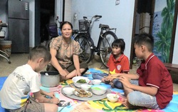 3 đứa trẻ mồ côi cha òa lên vui sướng khi thấy bữa cơm có cá