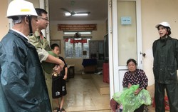 Ứng phó bão số 10: Nghệ An, Hà Tĩnh sơ tán người dân ra khỏi vùng nguy hiểm