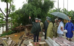 Hàng chục nhà dân ở Huế bị tốc mái, 2 người nghi mất tích ở Đà Nẵng