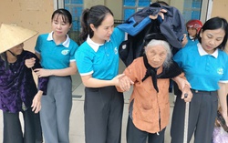 Hội viên, phụ nữ Thanh Hóa phối hợp với cán bộ, chiến sĩ hỗ trợ người dân ứng phó bão số 10