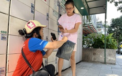 Phụ nữ làm shipper: Gánh mưu sinh trên từng chuyến xe