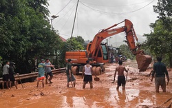 Nghệ An: 6 ngôi nhà ở xã Tương Dương bị sập, trôi hoàn toàn