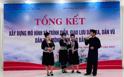 Phụ nữ người Mông đen ở Đức Long gìn giữ và phát huy trang phục truyền thống