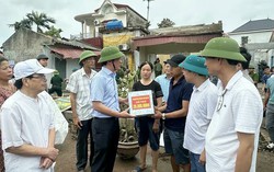 Chủ tịch Ủy ban MTTQ Việt Nam TP Hải Phòng động viên các hộ dân bị thiệt hại do lốc xoáy