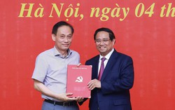 Thủ tướng trao Quyết định điều động, bổ nhiệm 8 lãnh đạo các bộ, cơ quan