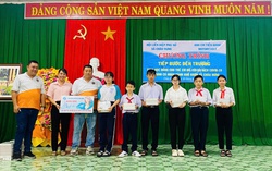 Các cấp Hội LHPN Vĩnh Long tặng học bổng, đồng phục cho học sinh dịp khai giảng