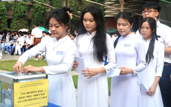 Học sinh TPHCM sẻ chia cùng đồng bào vùng lũ trong lễ khai giảng