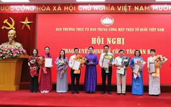 Ban Thường trực UBTƯ MTTQ Việt Nam trao quyết định nghỉ hưu theo Nghị định 178 cho 16 cán bộ