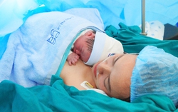 Thai nhi bị khối u nhau thai khổng lồ được can thiệp cứu sống ngay trong bụng mẹ