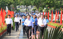 Đoàn công tác TPHCM dâng hương, tri ân các anh hùng liệt sĩ tại Côn Đảo