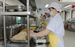 Cận cảnh suất ăn bán trú được hỗ trợ 20.000 đồng của học sinh tiểu học Hà Nội